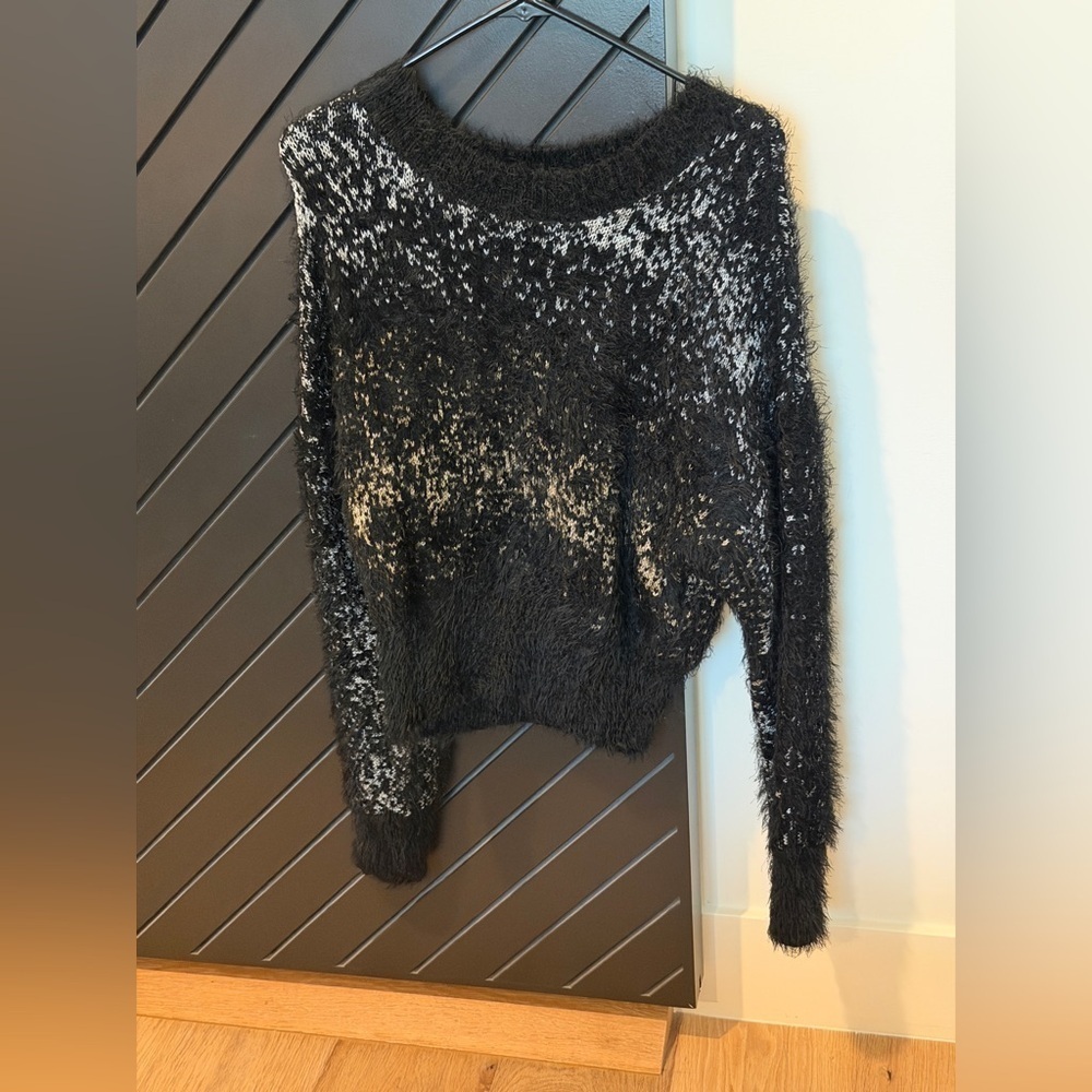 House of Harlow shimmer sweater w metallic threads. Size XS. Excellent condition